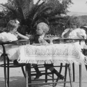Lumière ! La Famille, Les Enfants Et Les Animaux ... (45Min) Lumière ! La Famille, Les Enfants Et Les Animaux ... (45Min)